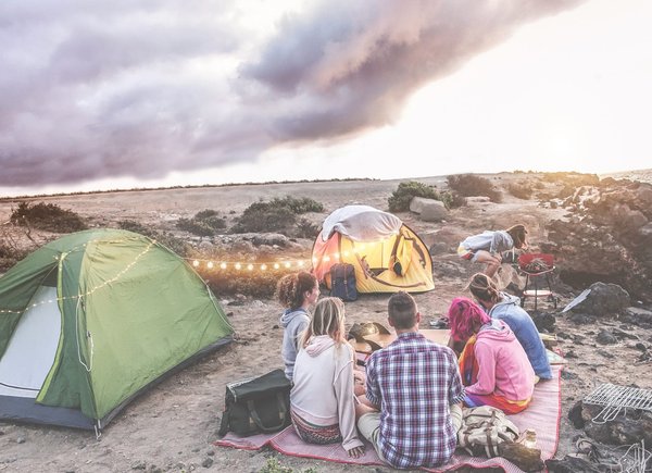 Journée de pique-nique en famille en bord de mer dans un camping