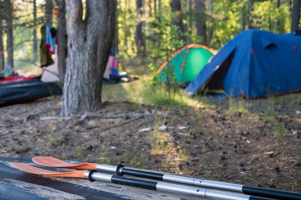 Quels sont les campings de Royan qui offrent des services de location de kayaks et de canoës ?